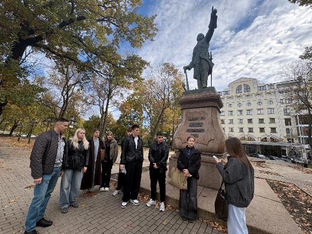Активисты «МЕДМОЛ» привели в порядок три памятника Воронежа
