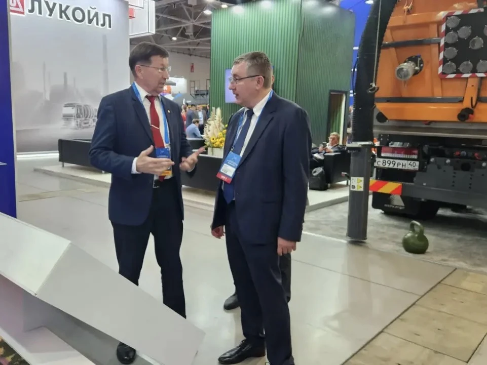 Руководитель Ространснадзора Виктор Гулин принял участие в выставке «Дорога 2026»