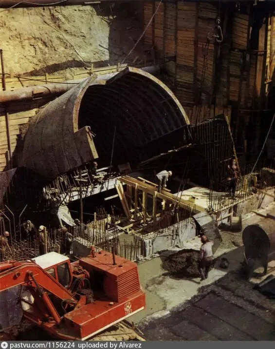 Строительство эскалаторного наклона станции "Площадь Ильича" в 1979 году.