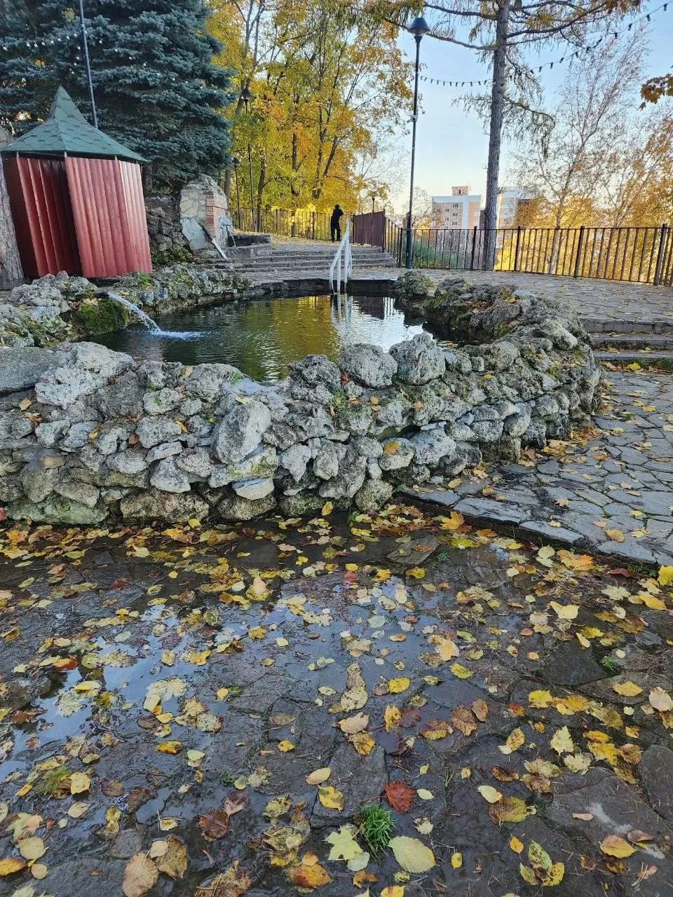 На Святом ключе вода течёт прямо на дорогу