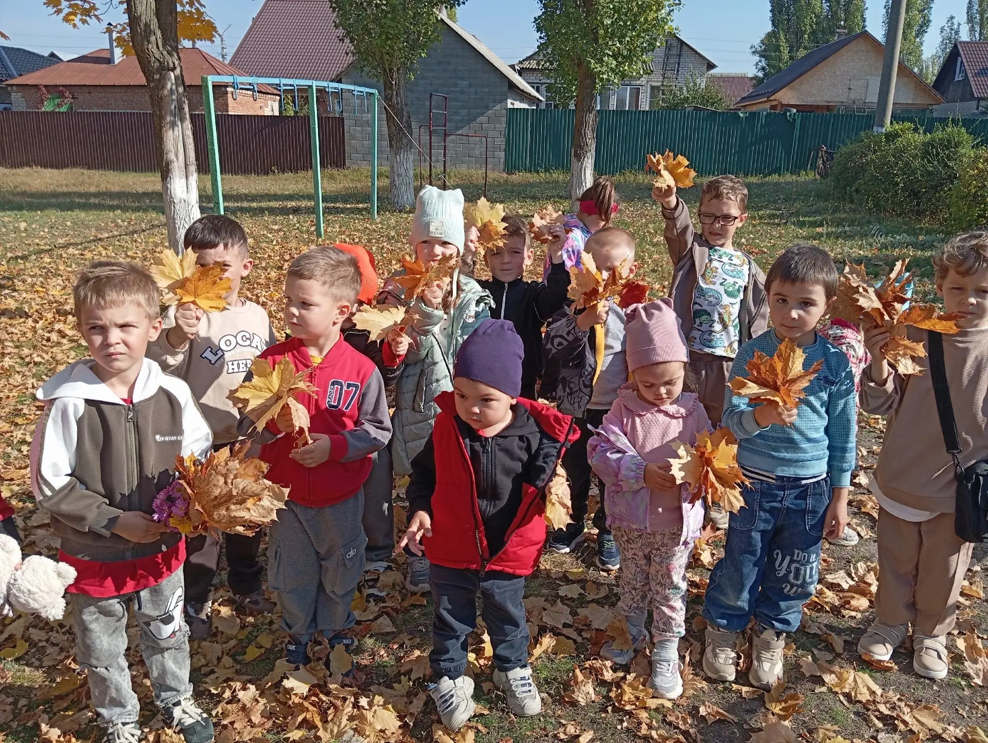 🍂 Шур-шур! Это мы собираем осенние листья! 🍂