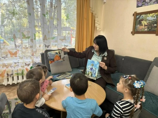 В дошкольной группе детского дома прошло очередное занятие кружка «Юные патриоты». На э...