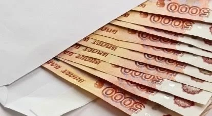 Каждая третья компания в России отказалась от новогодних премий сотрудникам, пишет Forbes.
