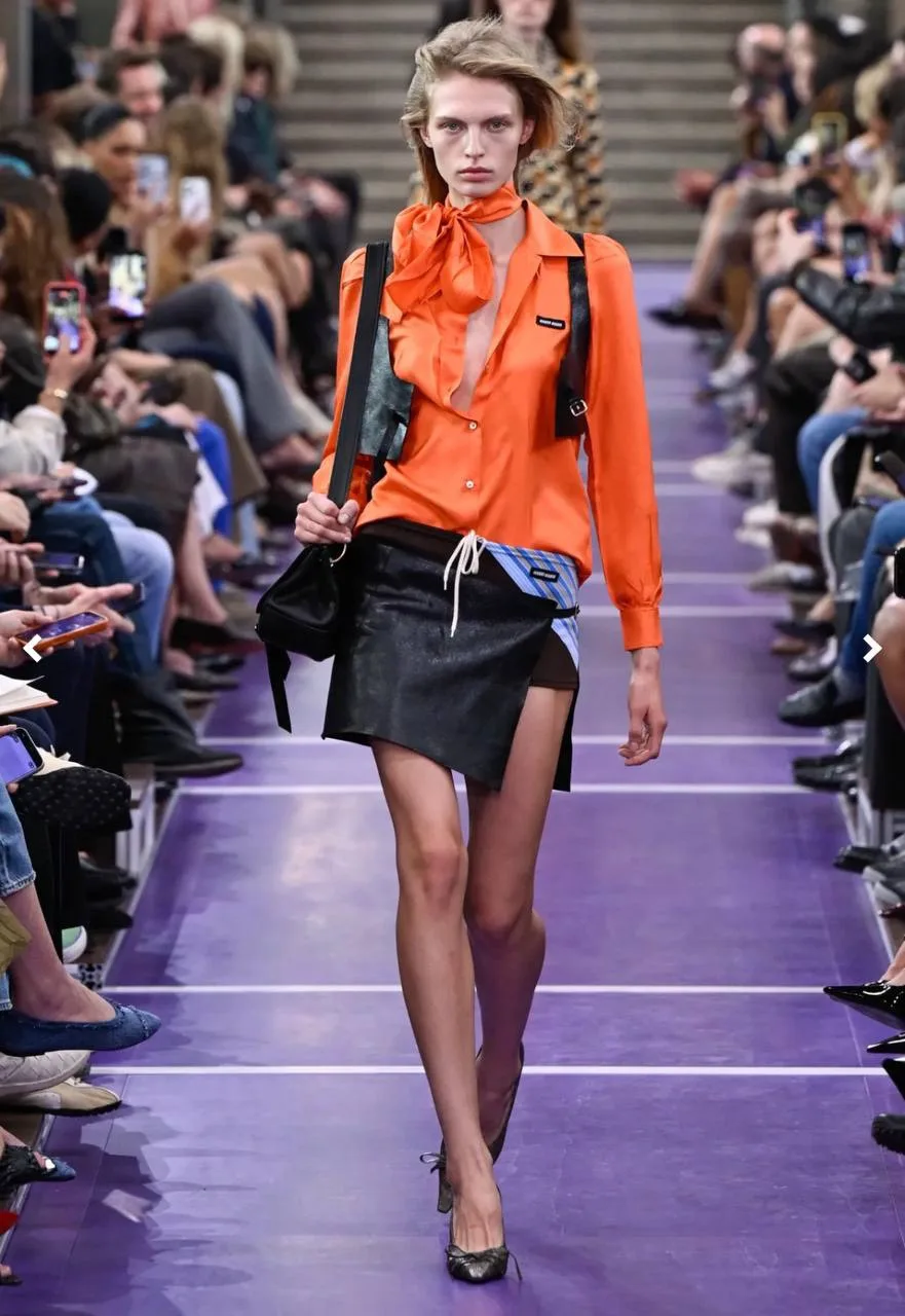 С показа Miu Miu оранжевая рубашка🧡