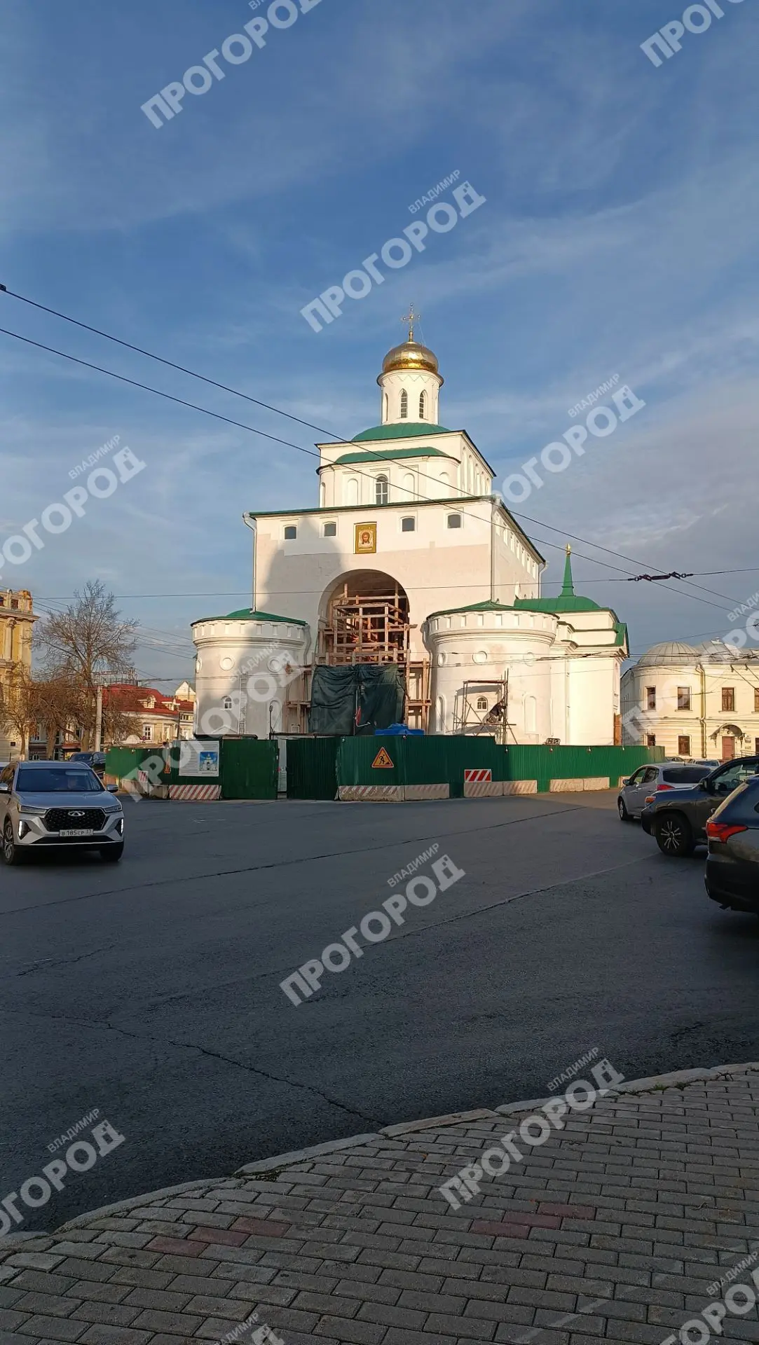 На фасад Золотых ворот вернули обновленную икону.
