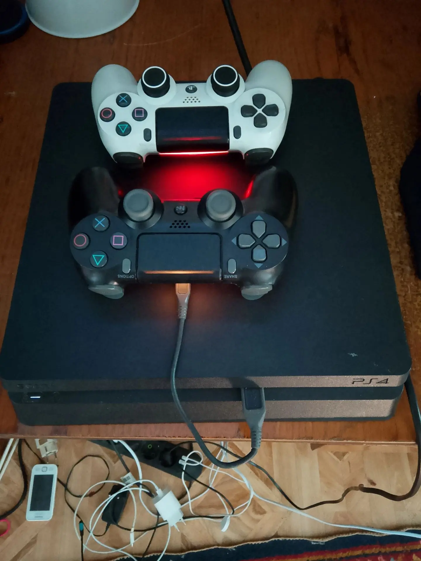 Продам PS4 Slim , 500г. В хорошем состоянии, 2 джойстика, плюс провода для подключения,...