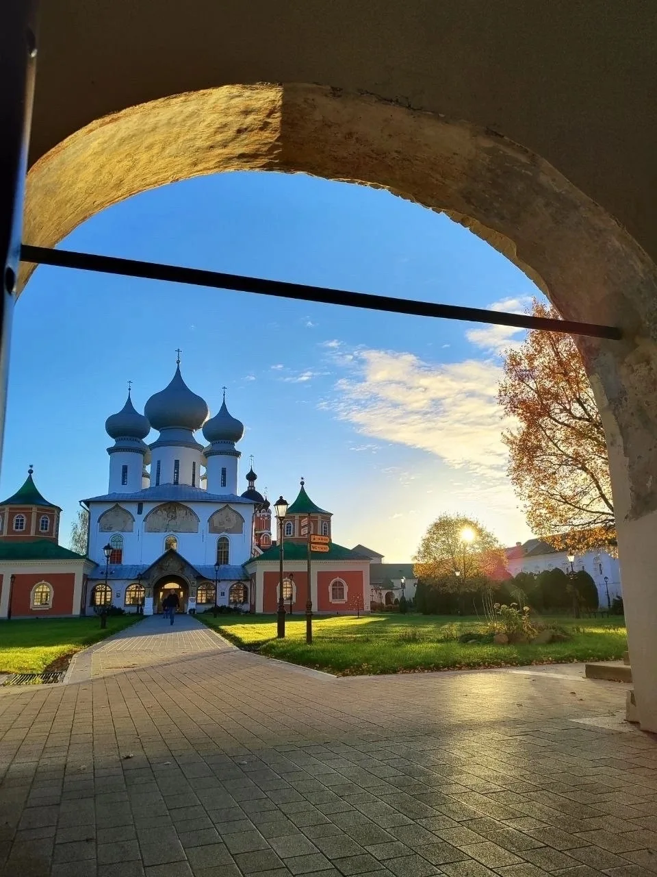 Осень в Тихвинской обители, тихая молитва. Золото листвы у древних стен, покой и благод...