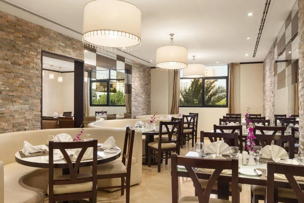 Отель RAMADA HOTEL & SUITES AJMAN 4* в Аджмане ждёт вас в уютной студии с балконом, кон...