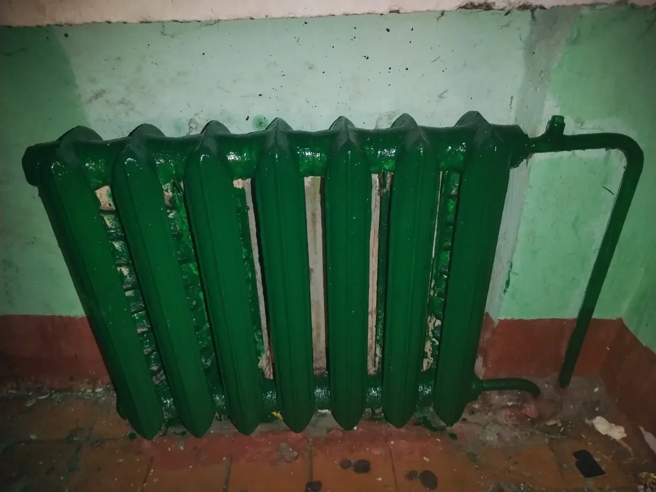 🏚 Красят одну батарею и отчитываются