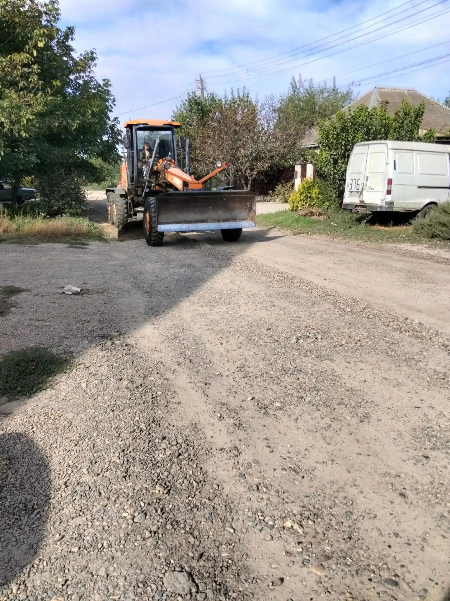 К работам по благоустройству: грейдер сегодня работает с утра на гравийной дороге по ул...