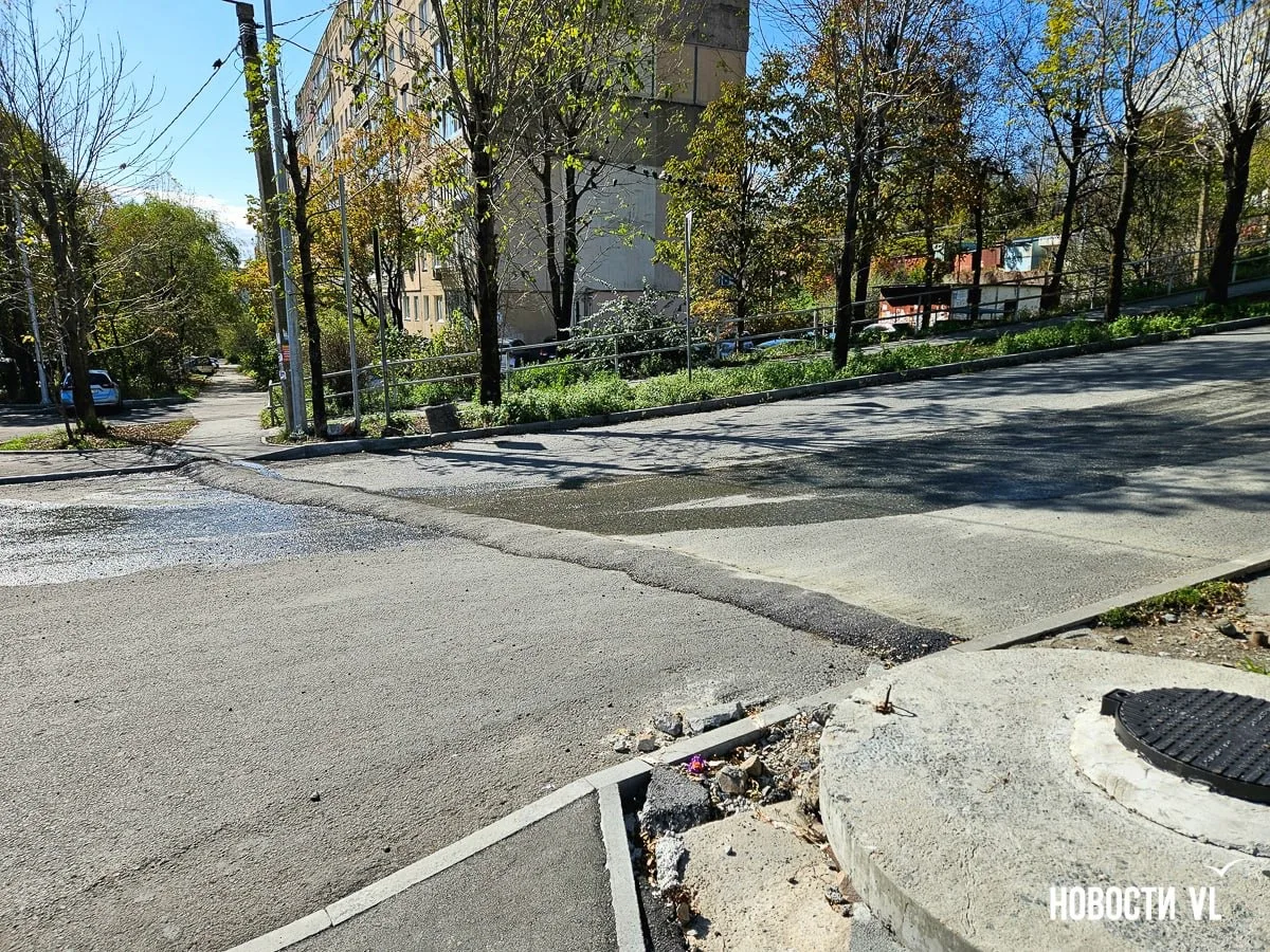 На перекрёстке Каплунова и Невельского соорудили асфальтовый вал для отвода воды – его ...