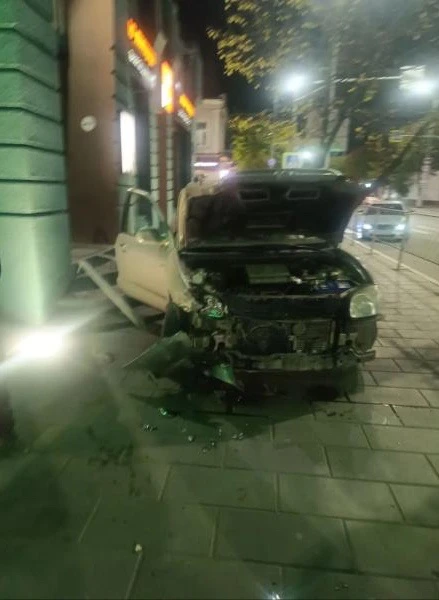 ❗️В Сызрани произошло ДТП с выездом автомобиля на тротуар.