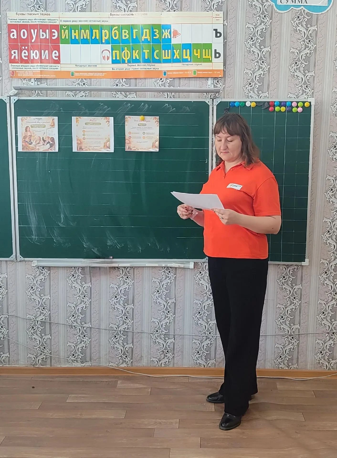 День учителя в ГБОУ ЛНР «Кировский УВК №2» (школьное подразделение №1): праздник знаний...