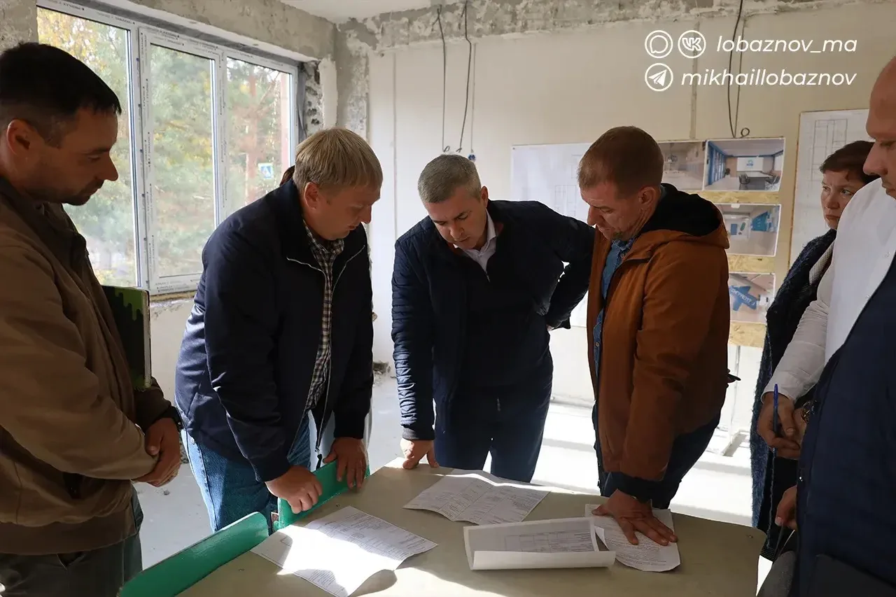 Вместе с коллегами, руководителем подрядной организации и директором школы проинспектир...