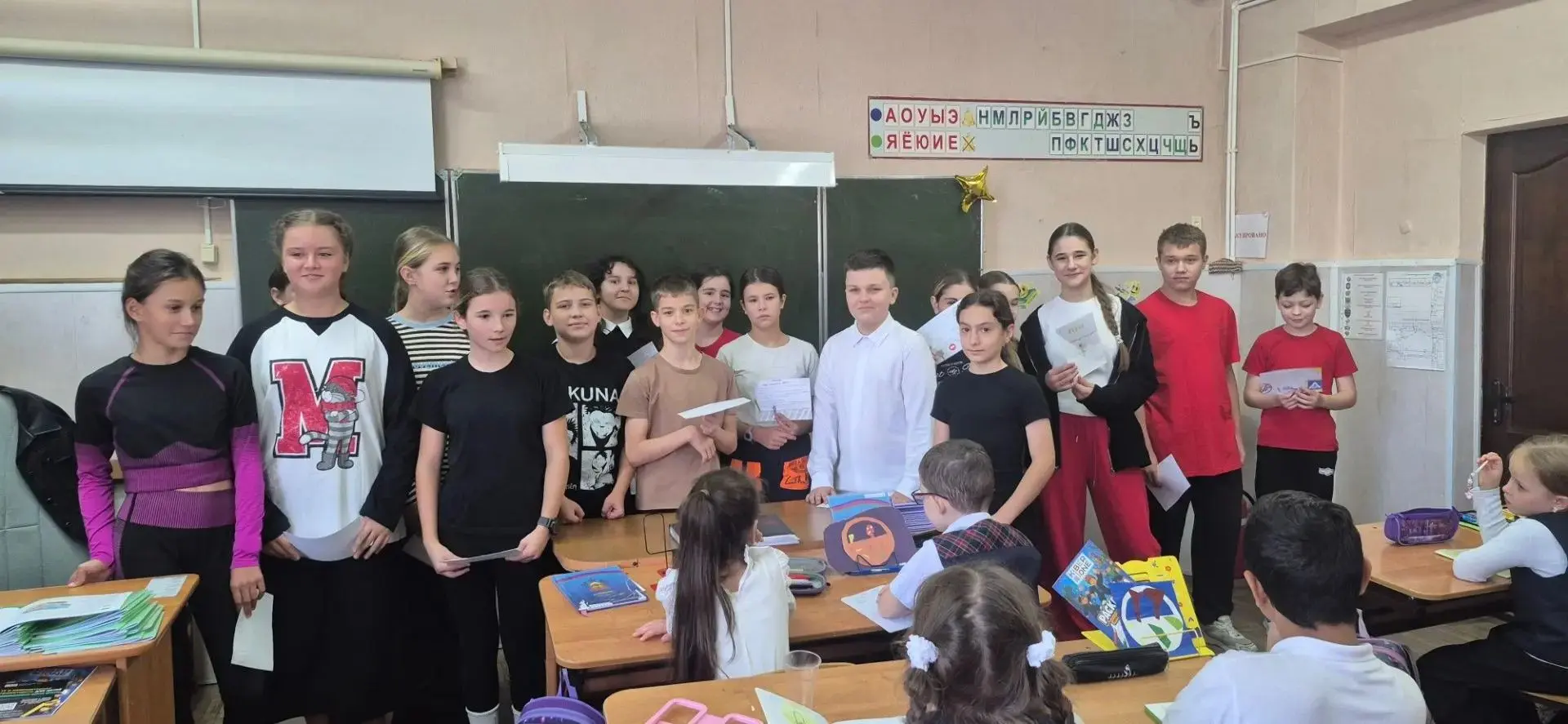 📌  Памятки своими руками: 6Б научил 1В правилам дорожного движения