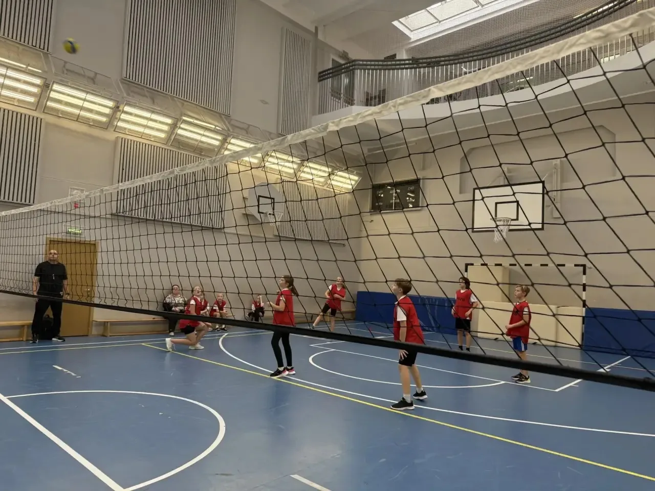 🏐 Подача, удар, победа! В школе стартовал турнир по пионерболу среди 5-х классов! 🔥💪