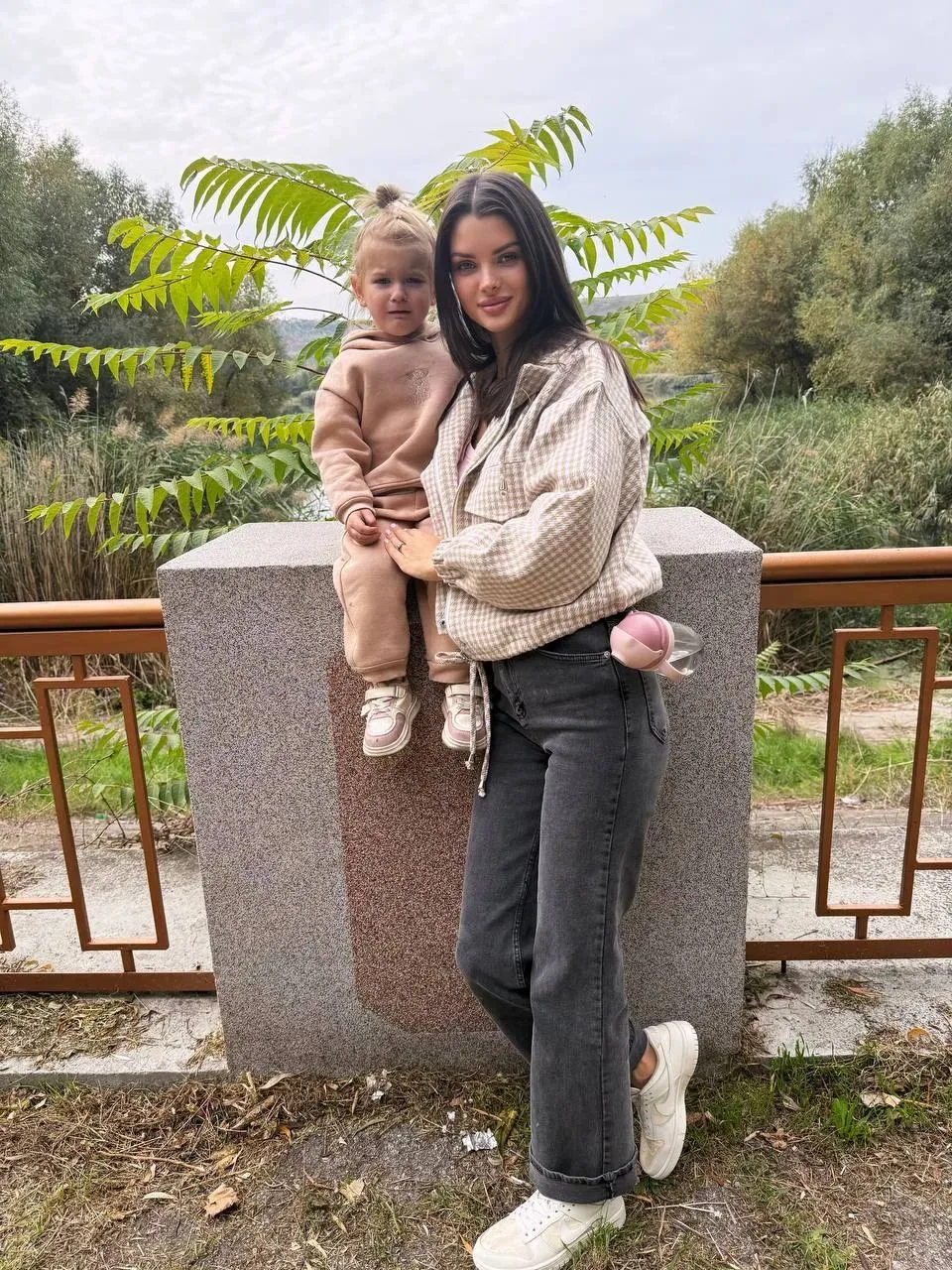 Анютка Самонина с дочкой. Малышка явно не собиралась позировать 🥰
