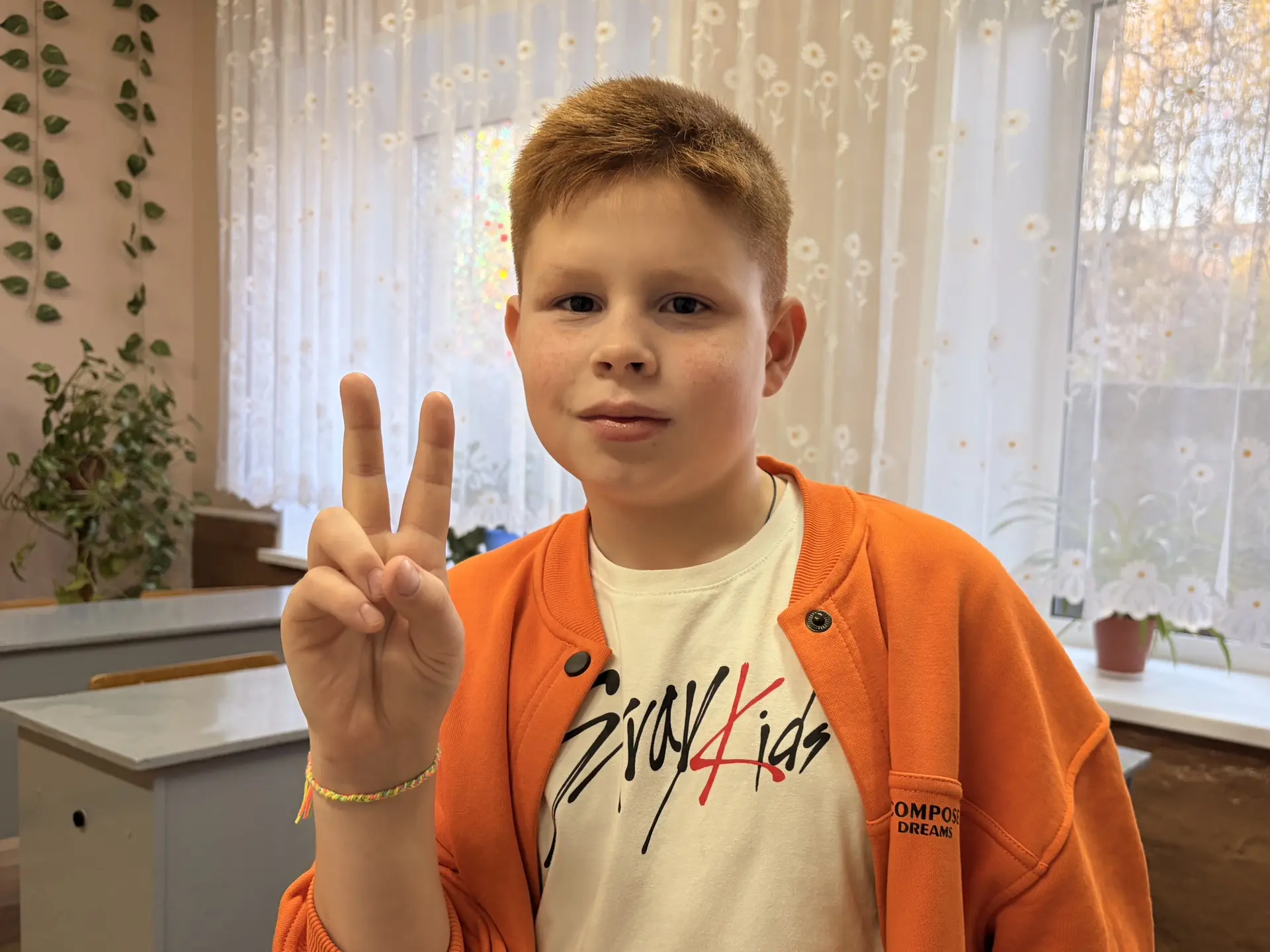 Плетем фенечки в студии «Спектр» ☺️