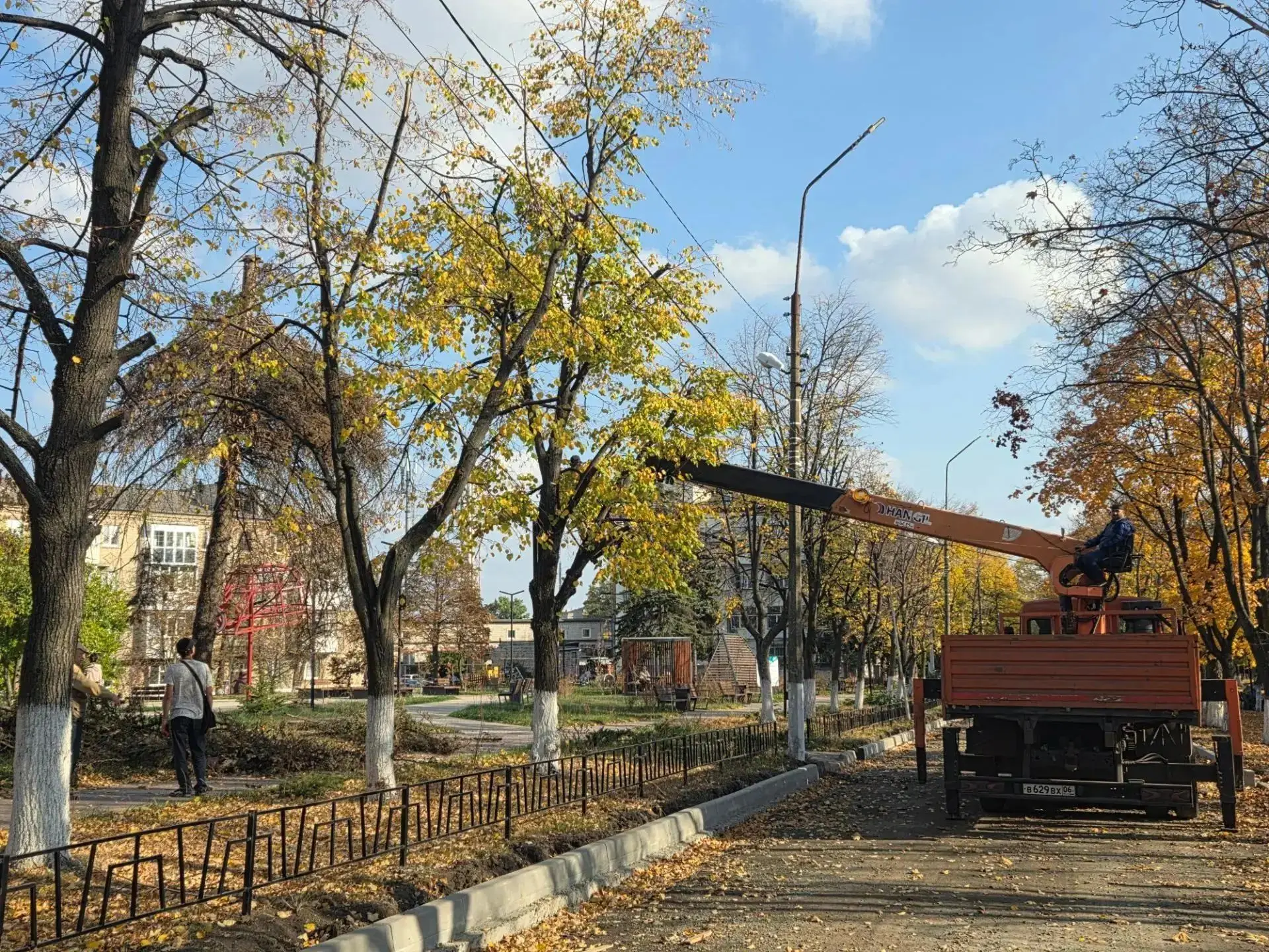 В Ровеньках продолжается капитальный ремонт улицы Ленина