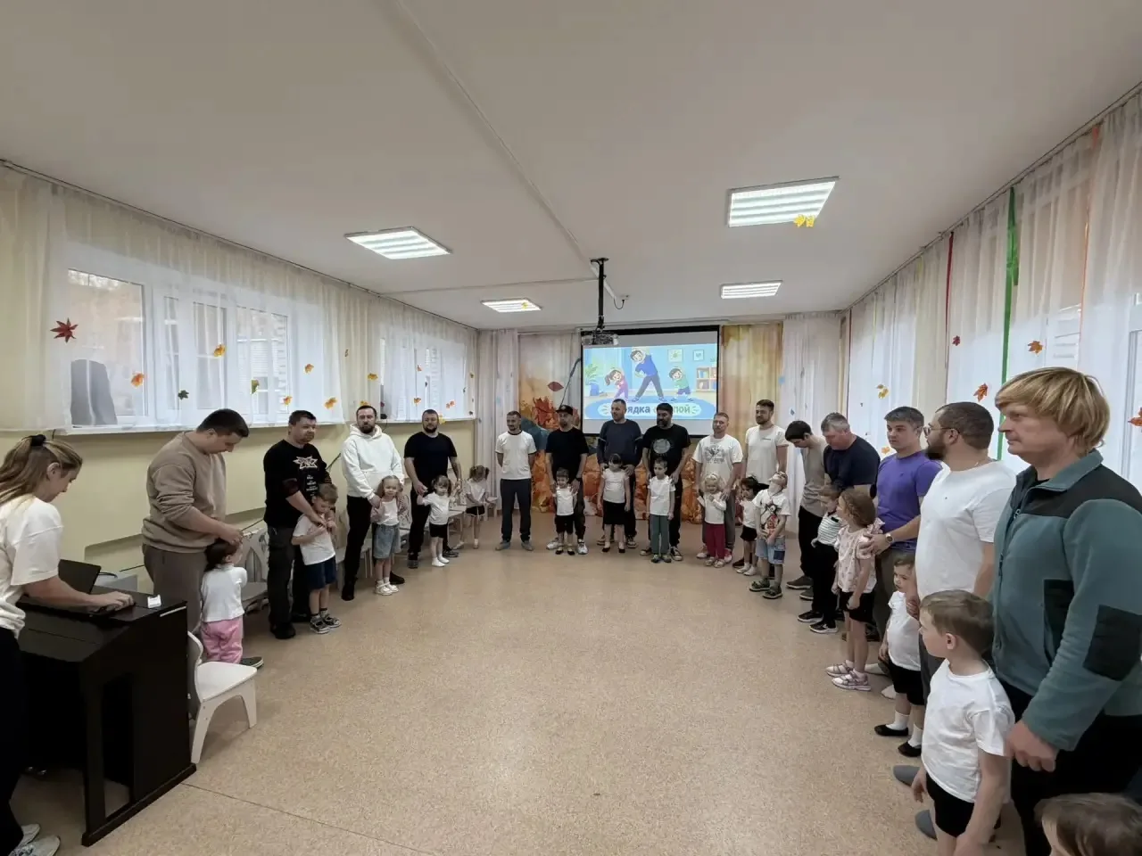 💪 Зарядка вместе с папами: утро, полное радости и силы! 💪👨