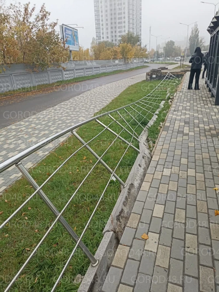 «Руслан-1» не торопится восстанавливать развалившееся ограждение на проспекте Победы