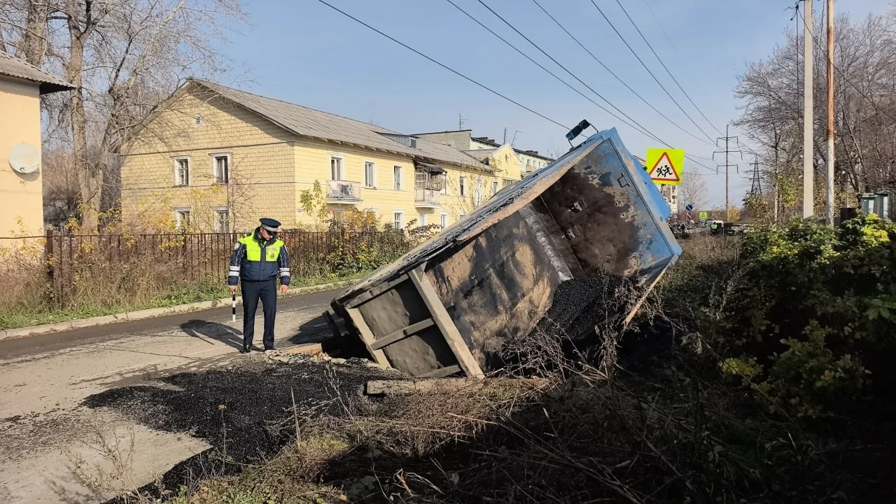 В Нижнем Тагиле грузовик провалился под асфальт