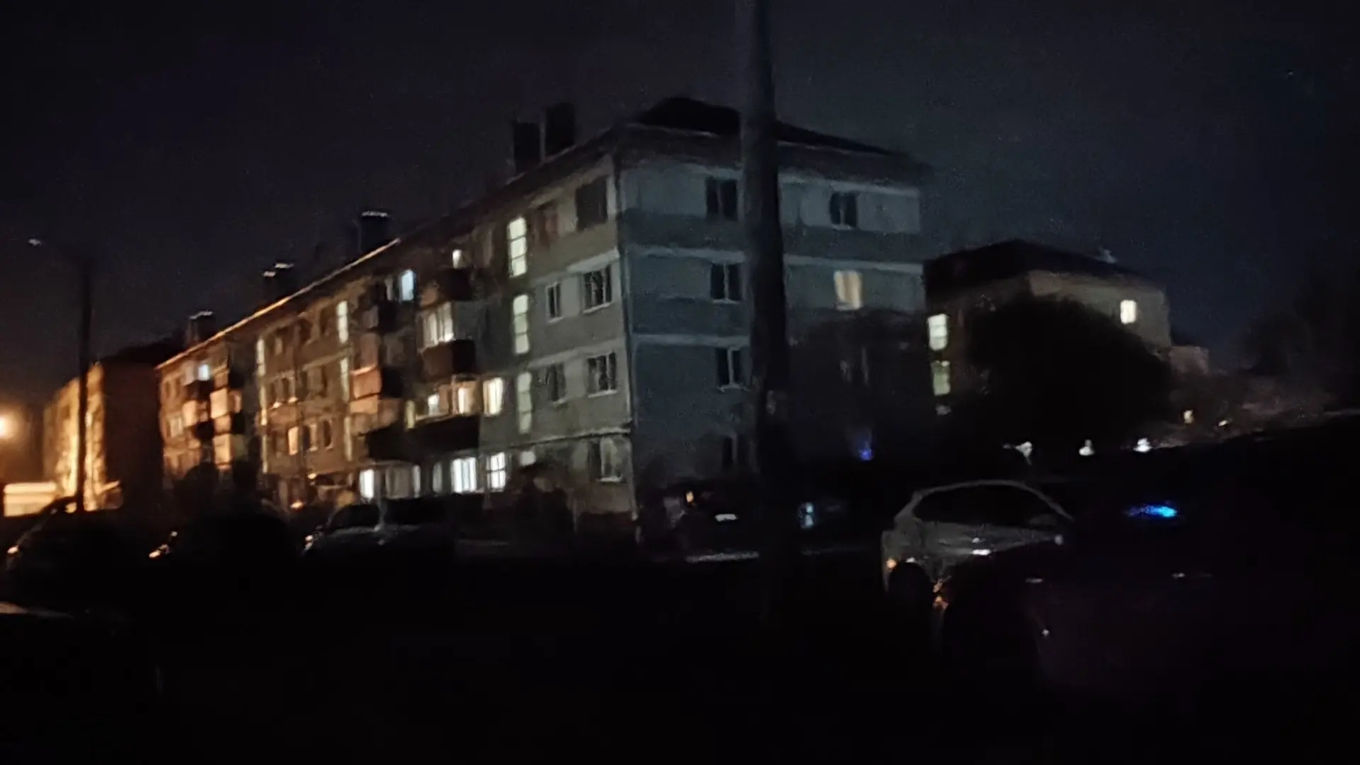 Вопрос к администрации или к УК (не знаю, кто заведует), почему во дворах по ул. Кр. Зв...