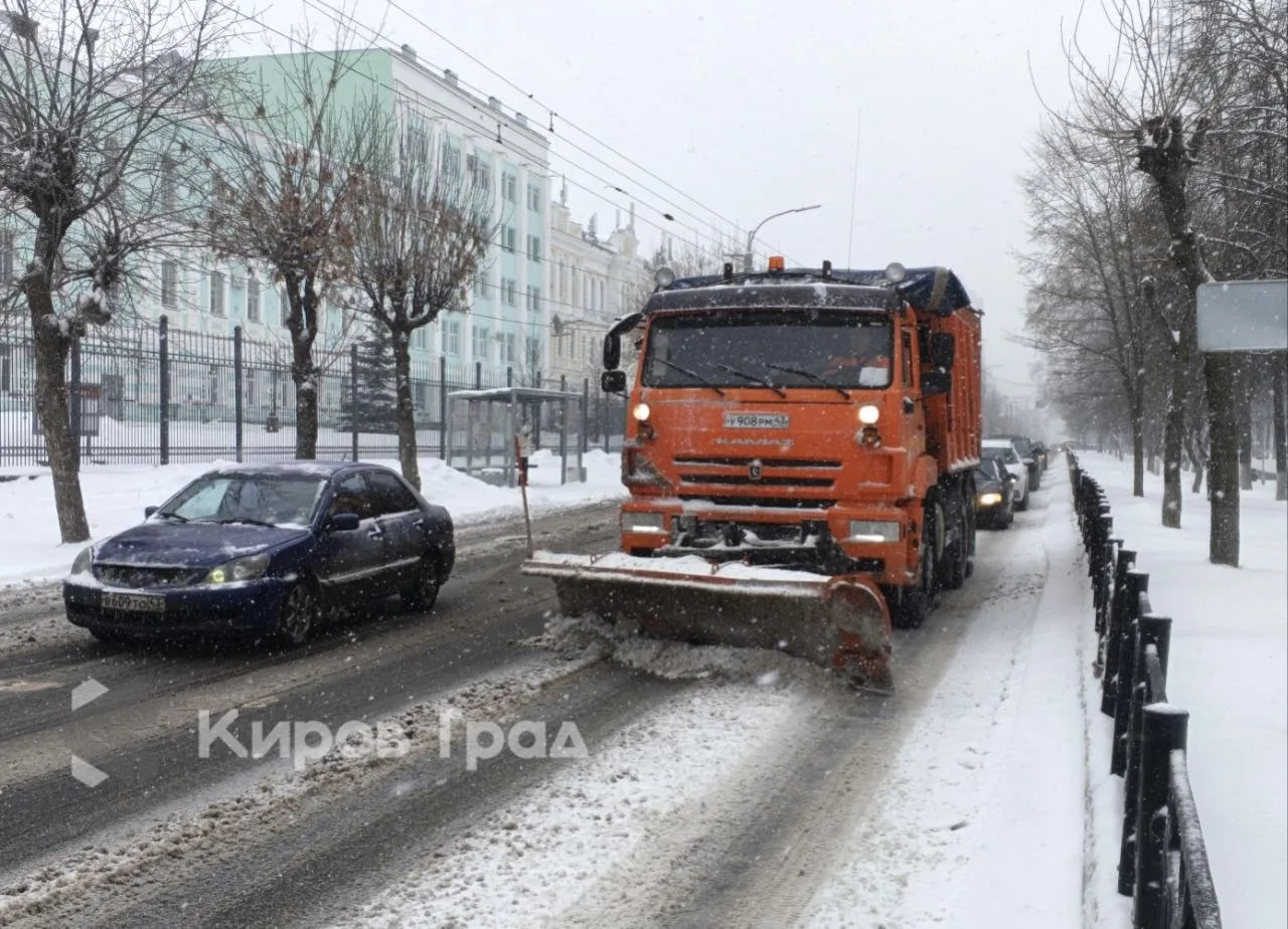 В морозы в Кирове не обойдётся без песка