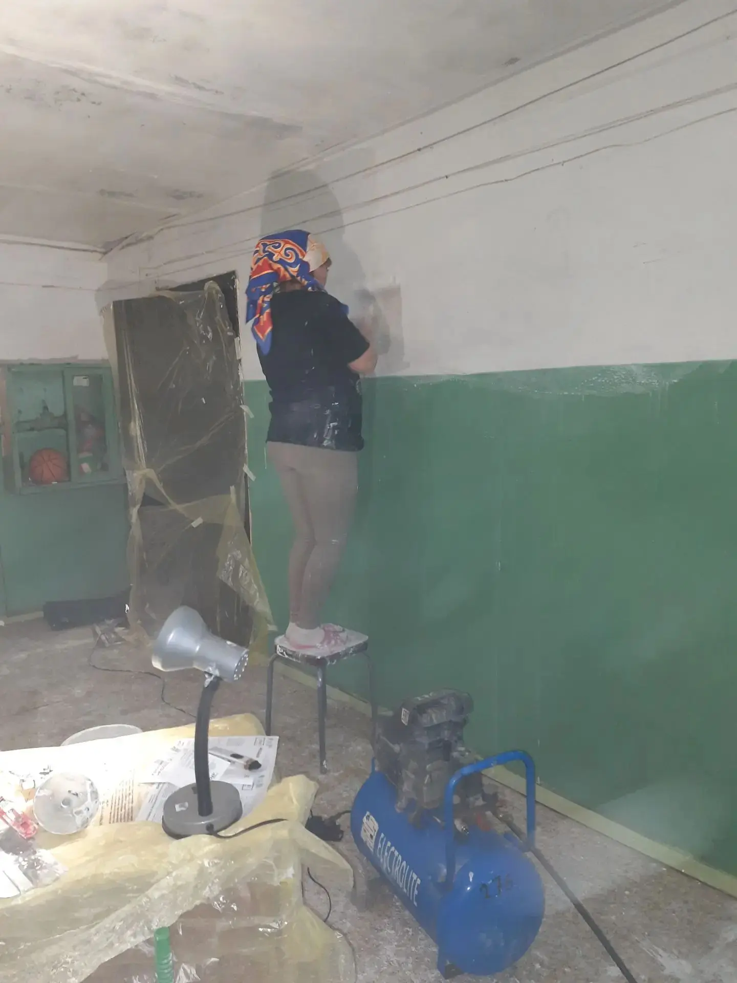 Мы просто не хотим заходить в такой подъезд...