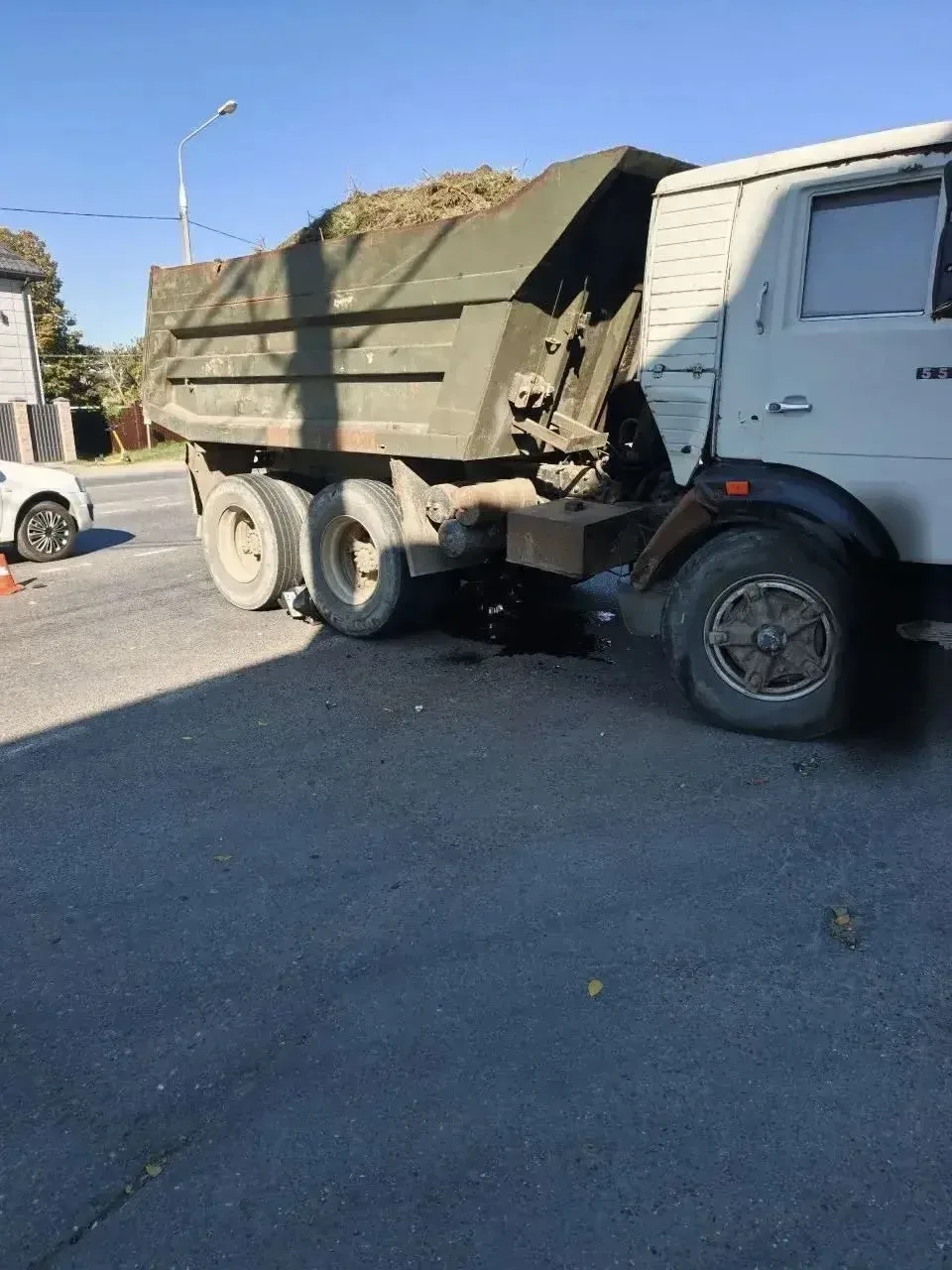 🌀😨В Краснодаре грузовик раздавил мотоцикл — байкер выжил