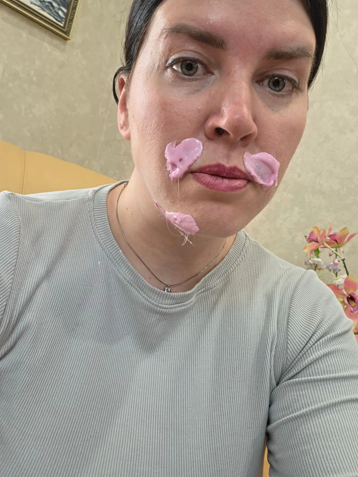 Не теряйте, у нас тут салон красоты на диване🤣