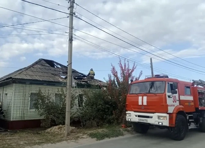 🔥 В Михайловке спасатели ликвидировали крупный пожар в частном секторе: пострадал мужчина