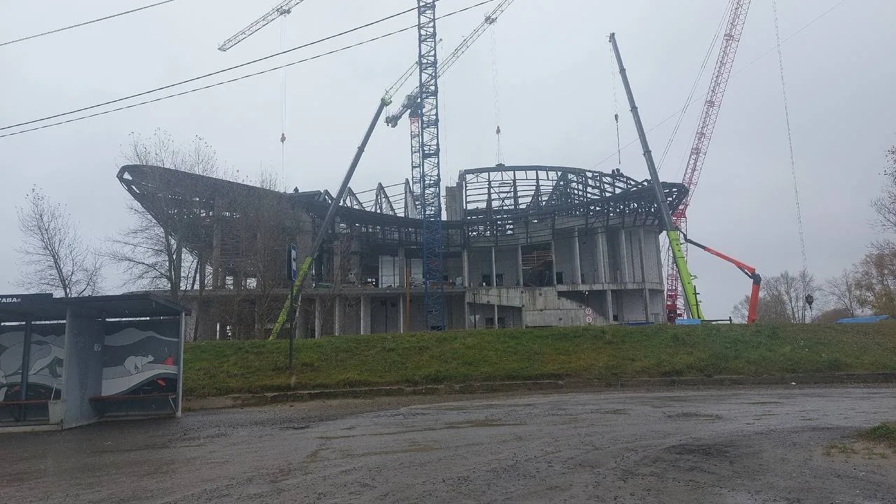 Проехал сегодня в районе большой стройки — концертного зала в районе переправы. Очевидн...