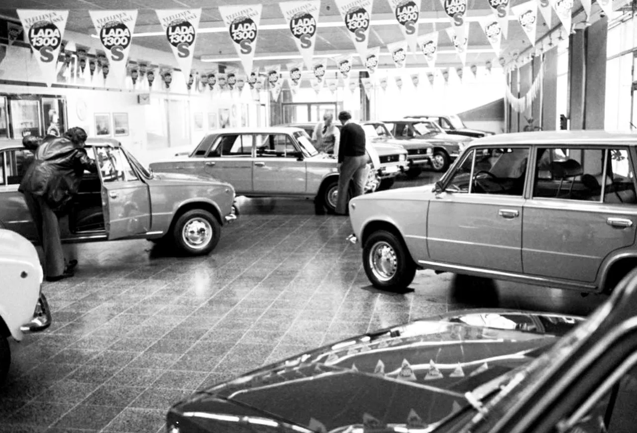 Автосалон предлагает местным жителям для покупки различные модели автомобилей ВАЗ, 1980...