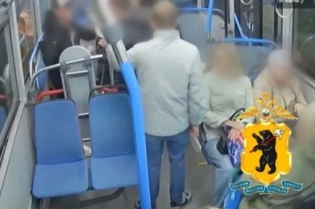 В Ярославле мужчина угрожал ножом подростку в автобусе