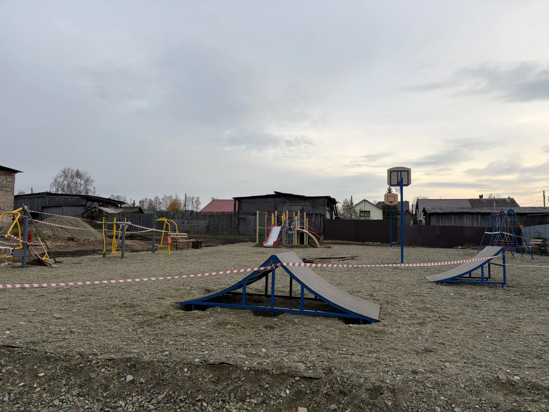 В посёлке Ребристый полным ходом идёт строительство площадки «Здоровей»!