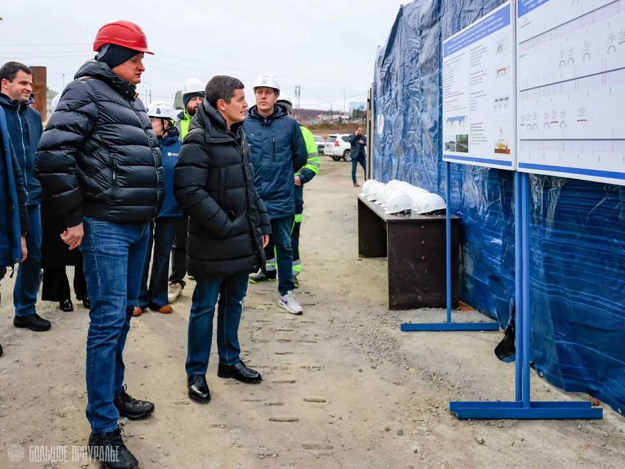 В поселке Харп губернатор Ямала оценил ход строительства моста через реку Собь