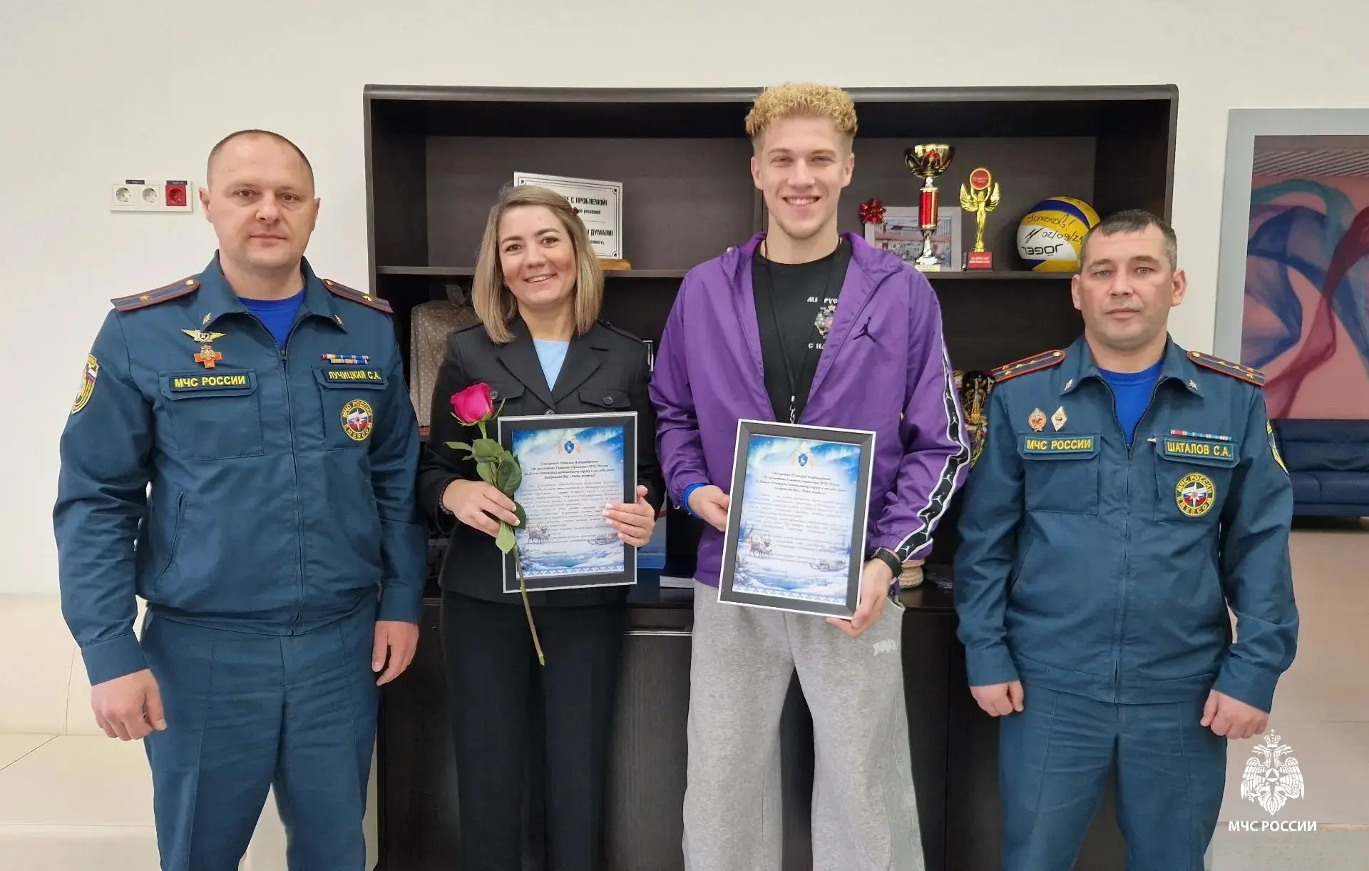 В рамках празднования Дня учителя сотрудники 5 пожарно-спасательного отряда вручили бла...