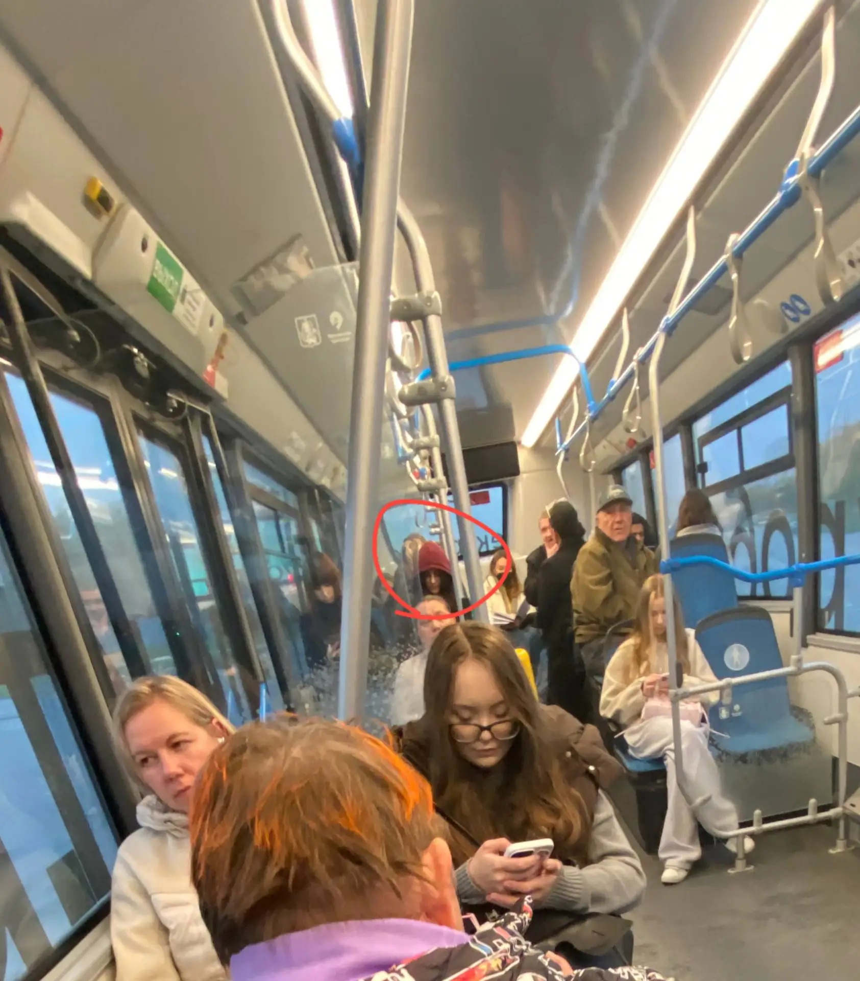 13.10 девочка ехала на 734, одета в красное худи и в очках. Мы с тобой долго играли в г...