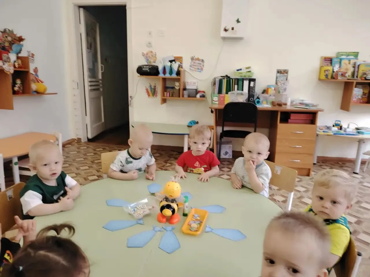 Сегодня в группе "Цветик-семицветик" 🌸 мы мастерили открытки для пап. На первый взгляд...