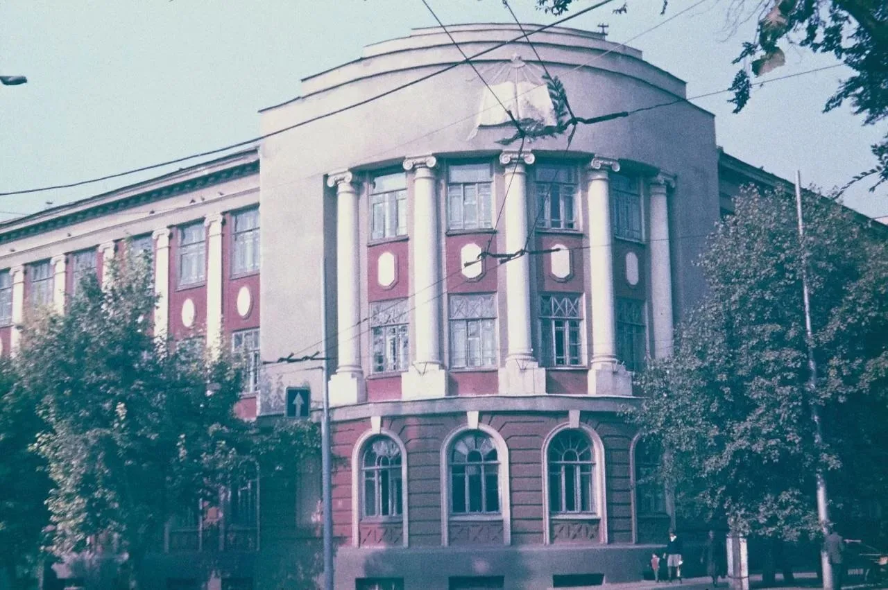 Саратов, 1980-е годы. Школа №2 на углу улиц Мичурина и Хользунова.
