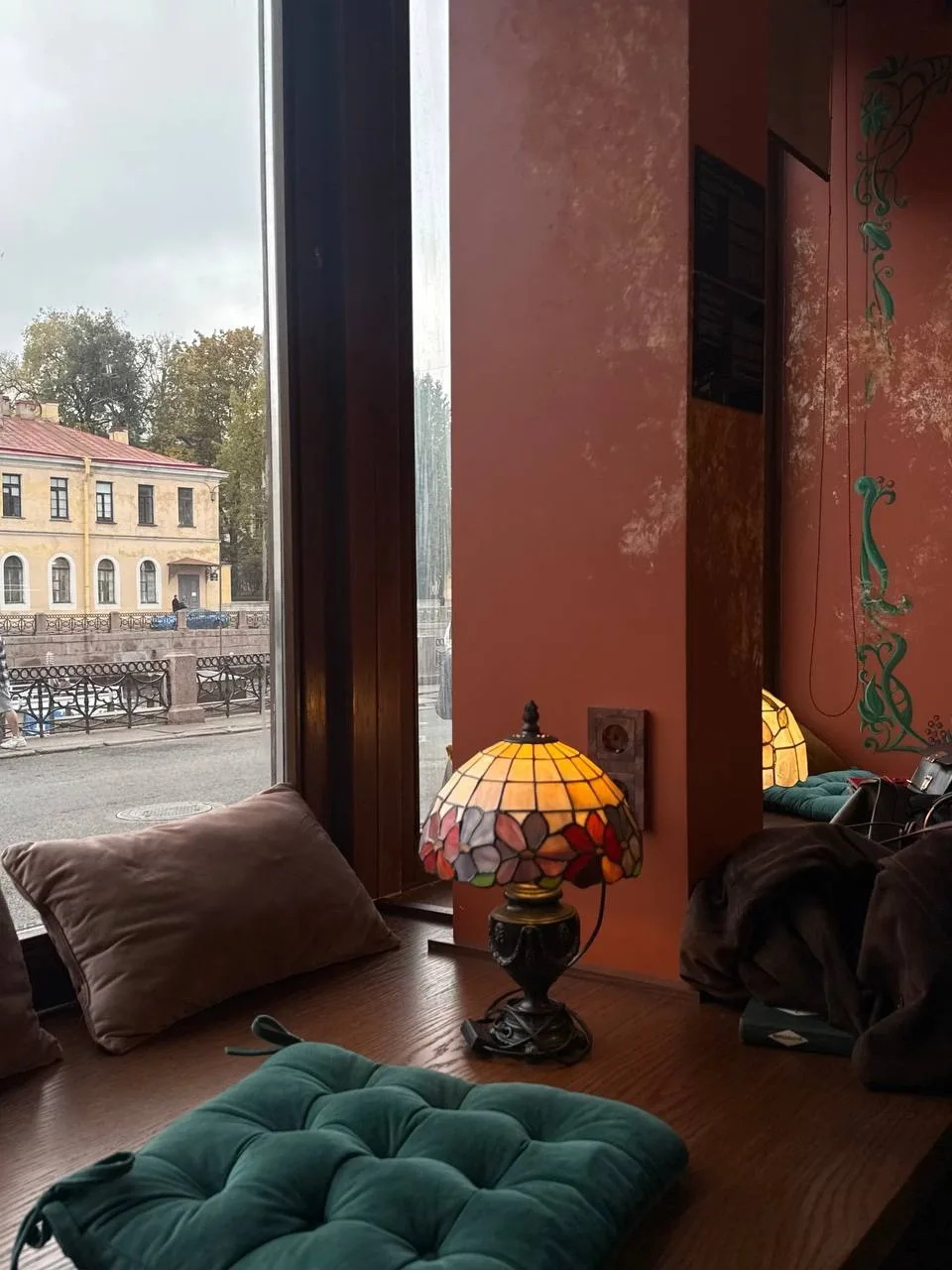 Нашли место, где можно одновременно согреться, выпить аперитив и выбрать новый аромат! ☕️✨