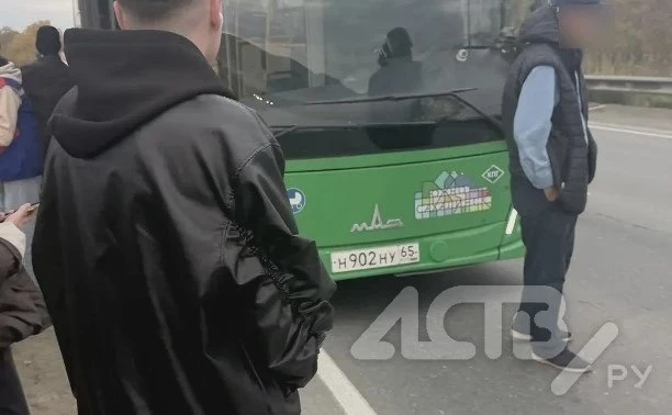 У автобуса из Новотроицкого лопнуло колесо