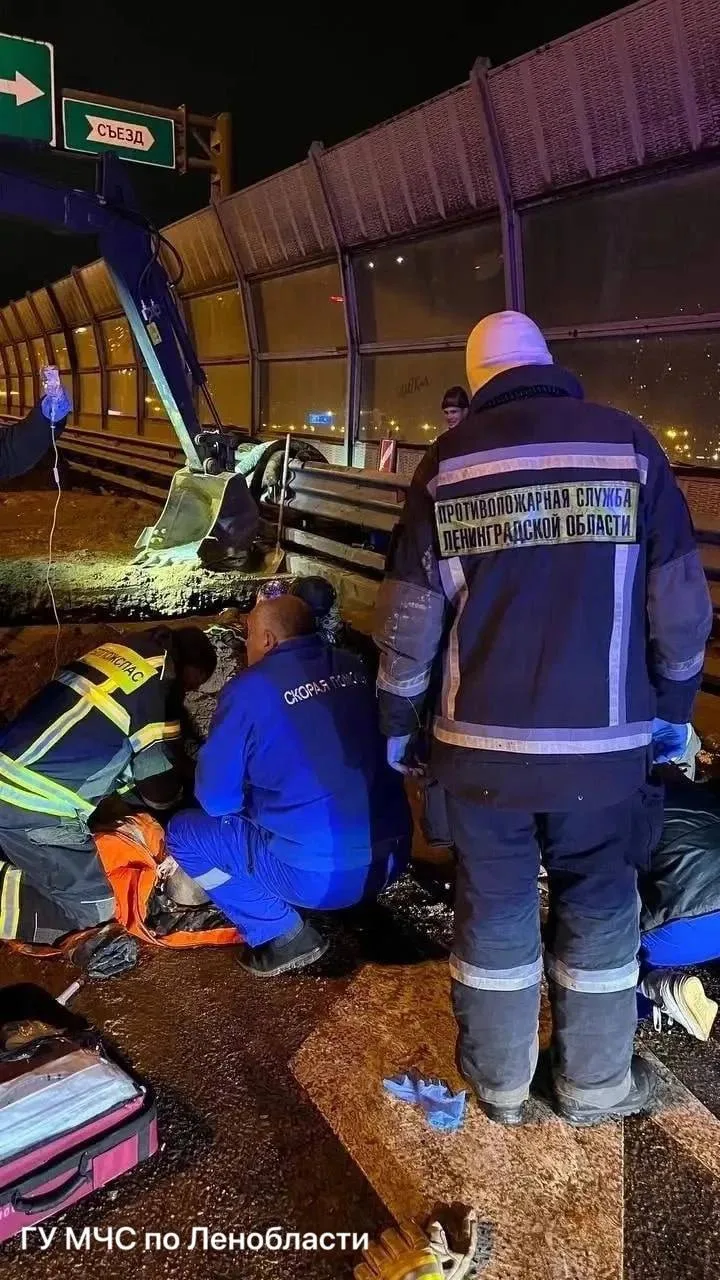 Рабочих засыпало песком в траншее на КАД у Мурино — один человек погиб 😔