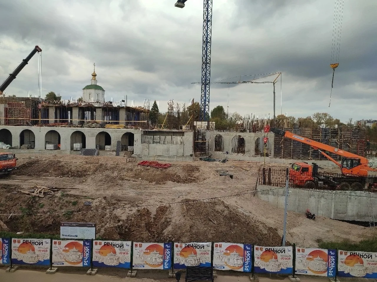 🏗️ Вид на строительство Речного вокзала у прибывающих в город туристов