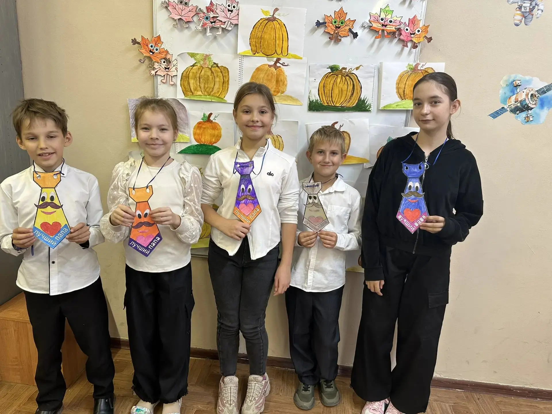 🎉 День отца: тёплые подарки от наших четвероклассников! 🎉
