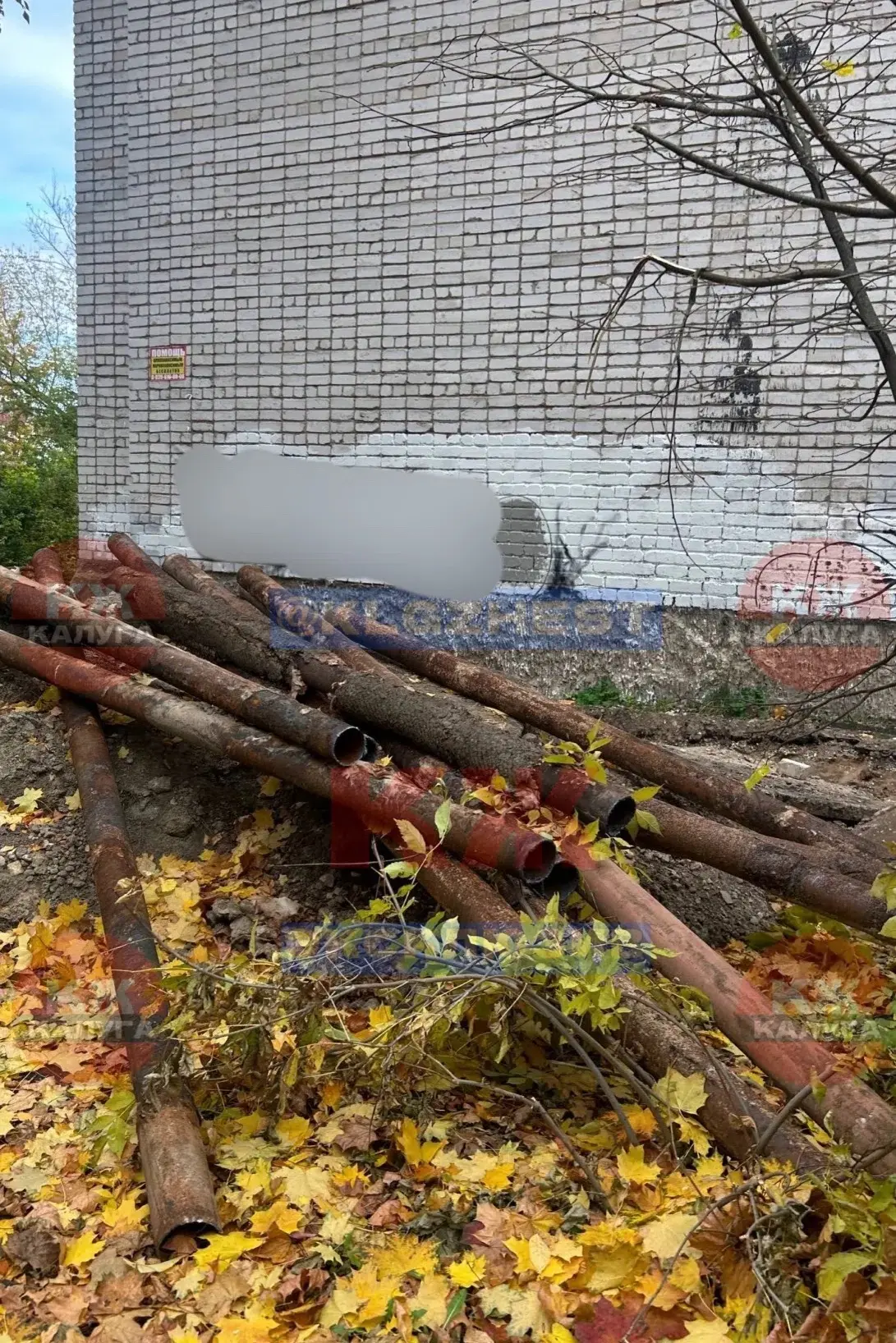 Под окнами у жителей дома по улице Энгельса 113,тоже раскопали трубы,все выходные были ...