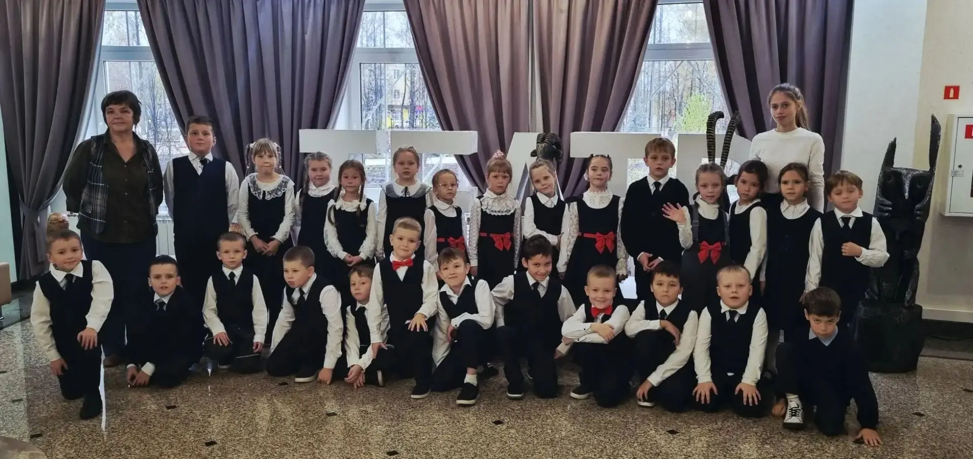 Наш 1 «Б» заглянул за кулисы! 🎭