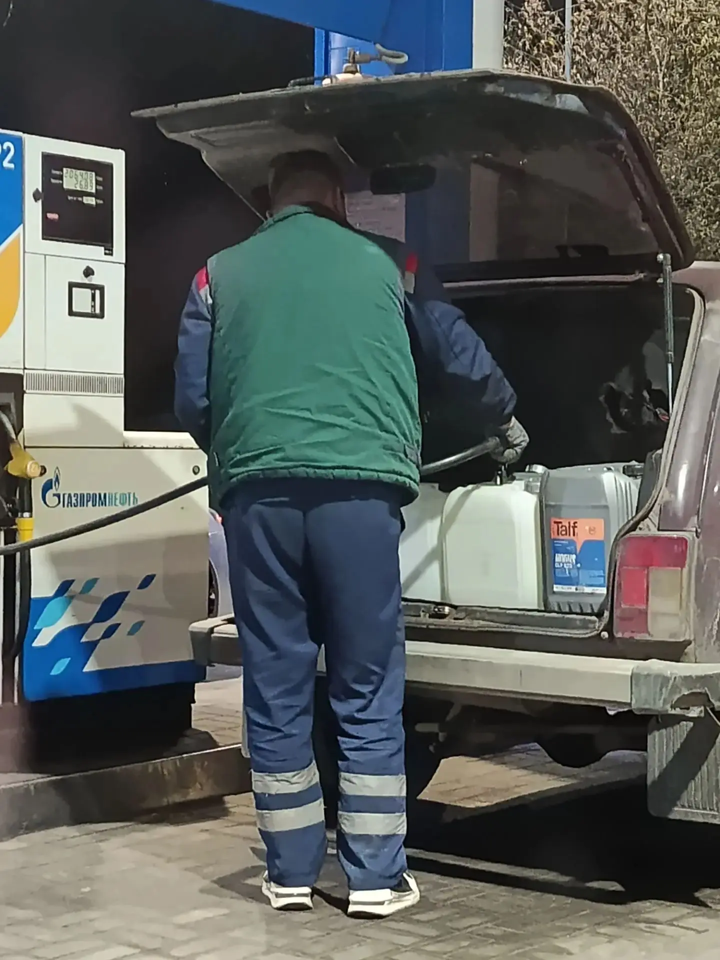 Дзержинск, ГПН самообслуживания в "яме". Все никак впрок бензином не запасутся.
