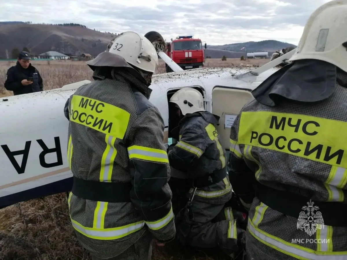Аварийно-спасательные работы на месте падения легкомоторного самолёта в Сретенске завер...